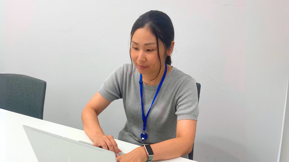 中途採用担当、栗本絢野さんの仕事風景